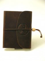 Calve's Leather Sketchbook with Wooden Fastener 16.5 x 12 cm. - Sicilian Trinacria