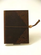 Calve's Lederen Schetsboek met Lange Vetersluiting 16,5 x 12 cm. - Gebosseleerde Hoeken