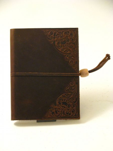 Calve's Leather Sketchbook with Long Lace Closure 16.5 x 12 cm. - Embossed Corners